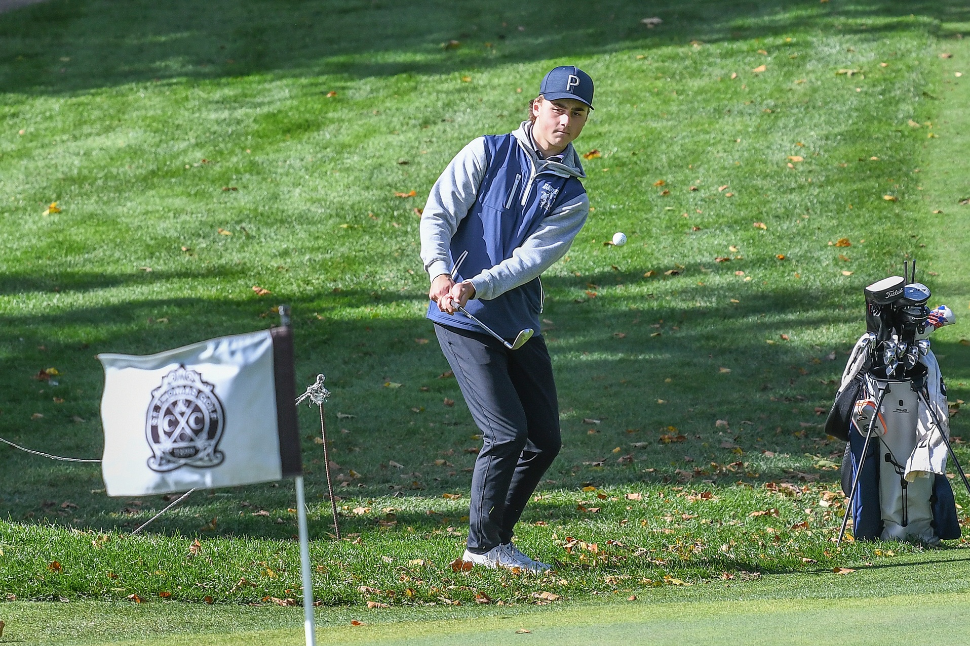 Parkside Stampeders Jacob Bosma chips on the greens.